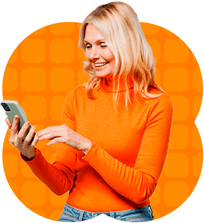 Fundo laranja com uma mulher utilizando vestimentas laranjas e sorrindo enquanto usa um smartphone.
