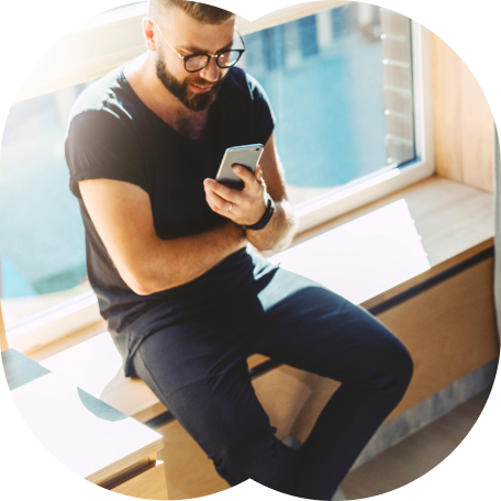 Pessoa de óculos com camiseta preta pesquisando no smartphone sobre portabilidade e renda variável