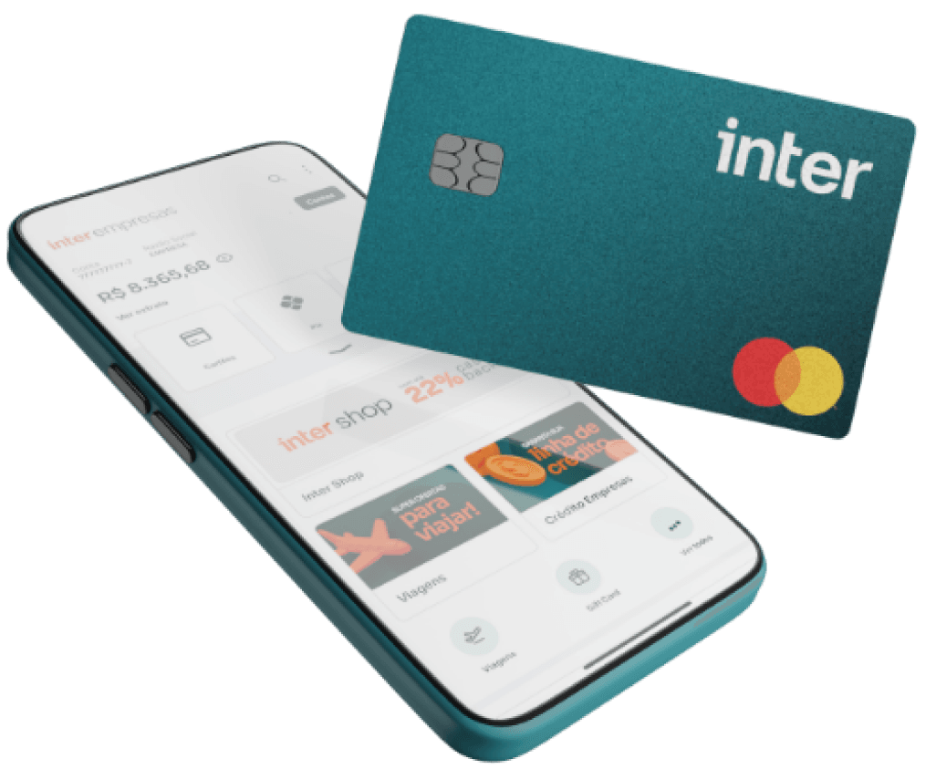 Cliente Inter Empresas sorrindo enquanto mostra o seu cartão de crédito PJ.